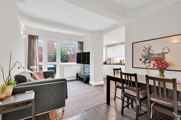 2 Bedroom Maisonette For Sale In Windsor Court, Frogmore, SW18