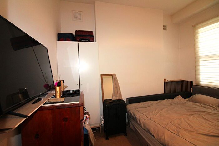 1 Bedroom Flat To Rent In Longley Road, London, SW17