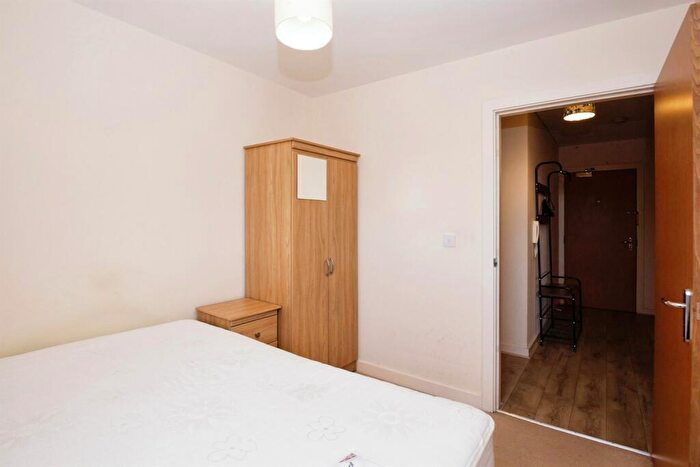 2 Bedroom Flat To Rent In Bishops Corner, Hulme, M15
