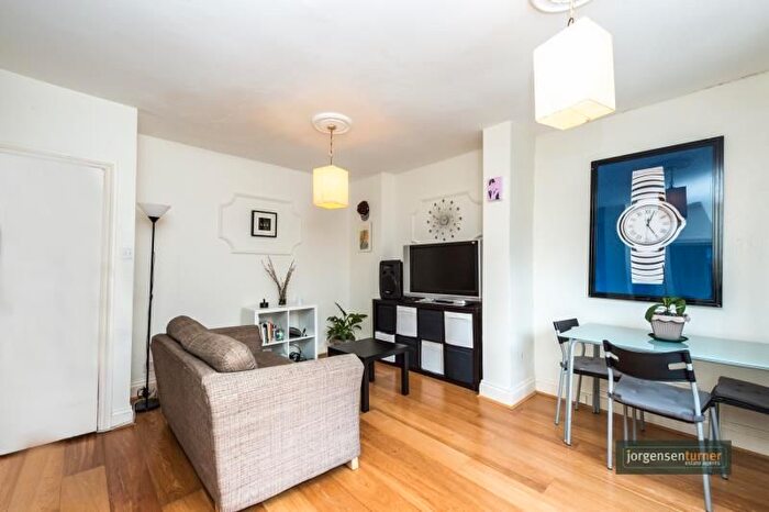 1 Bedroom Flat To Rent In Oaklands Grove, Shepherds Bush, W12