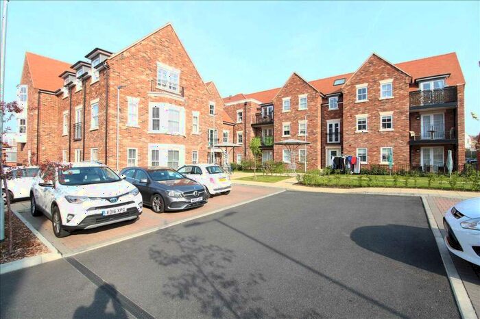 2 Bedroom Apartment To Rent In Albany Court, Leigh On Sea, SS9