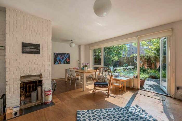 3 Bedroom Flat To Rent In Phelp Street, SE17