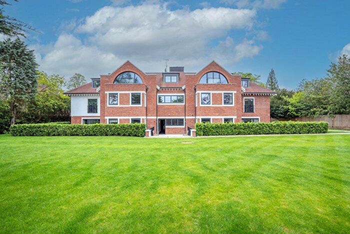 3 Bedroom Flat To Rent In Wellington Court, Penn Road, Beaconsfield, Buckinghamshire, HP9