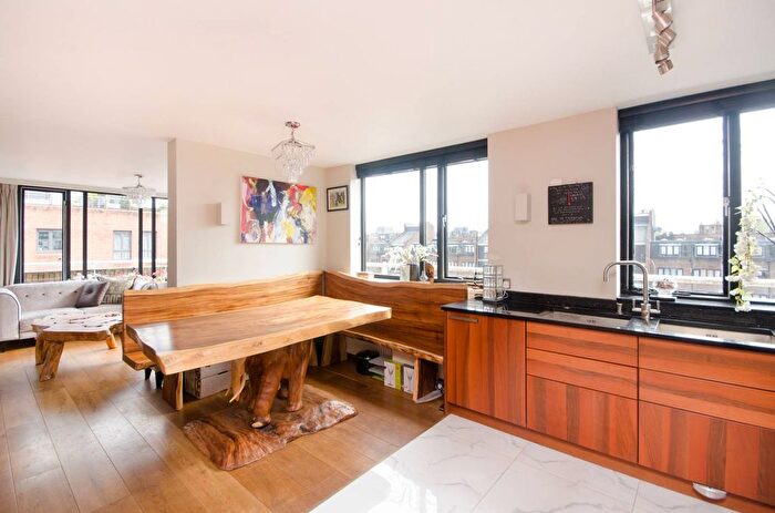 3 Bedroom Flat To Rent In Chesterton Square, South Kensington, London, W8