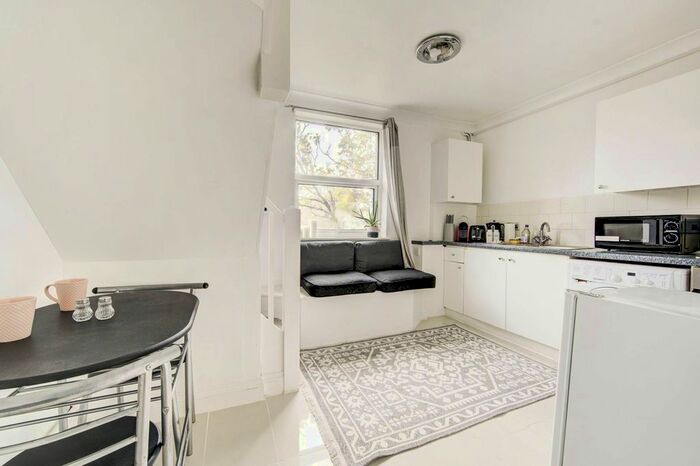 1 Bedroom Flat To Rent In Hogarth Road, Earls Court, London, SW5
