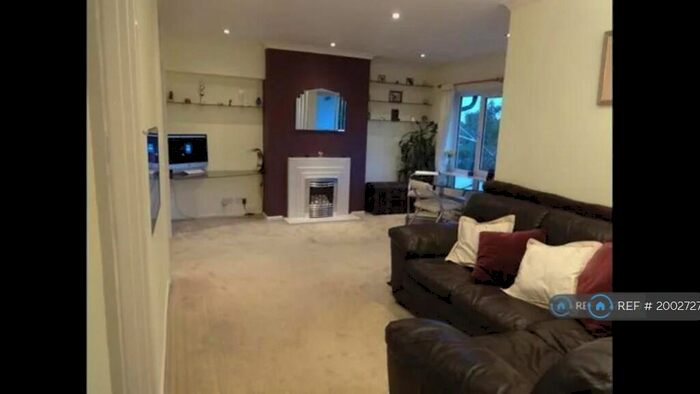 1 Bedroom Flat To Rent In The Fairway, West Molesley, KT8