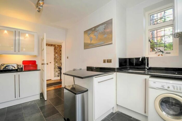 2 Bedroom Flat To Rent In Richmond, Surrey, TW9