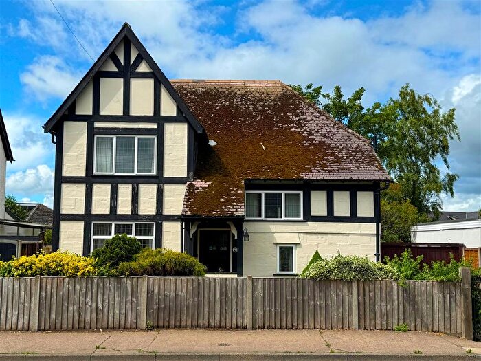 3 Bedroom Detached House For Sale In Bromwich Road, Worcester, WR2