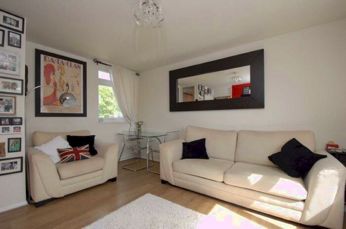1 Bedroom Flat To Rent In Pakenham Close, Balham, SW12