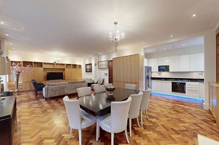 2 Bedroom Flat To Rent In Grosvenor Square, London, W1K