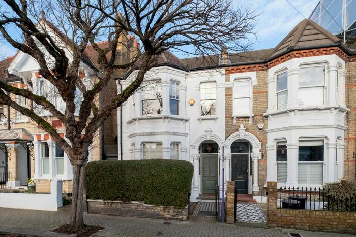 4 Bedroom Flat To Rent In Boundaries Road, London, SW12