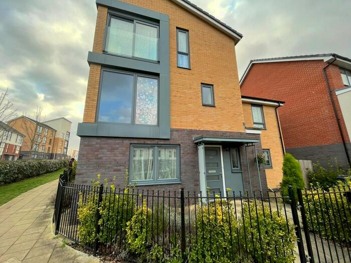 4 Bedroom Town House To Rent In Greenham Avenue, Reading RG2