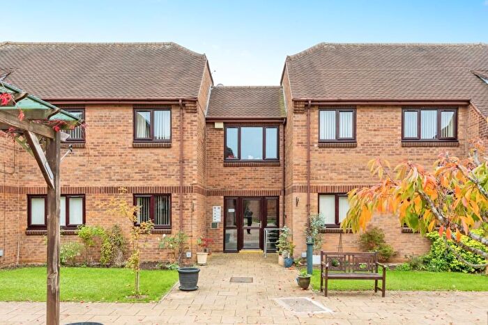 2 Bedroom Flat For Sale In Pond Farm Close, Northampton, NN5