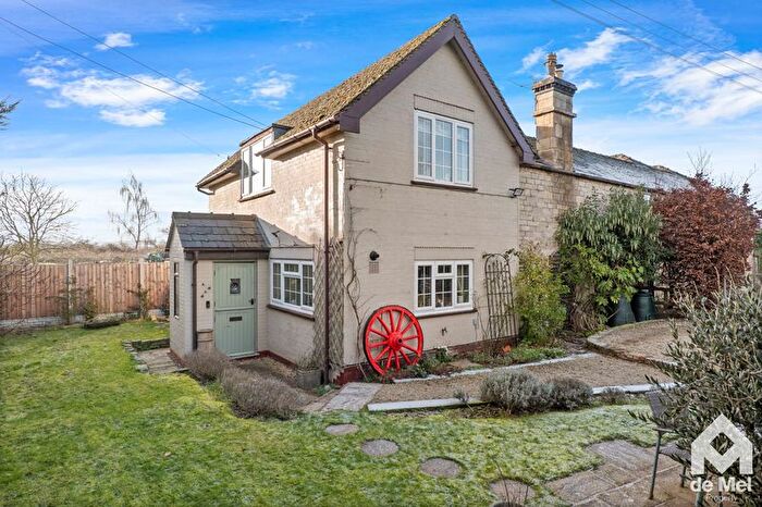 3 Bedroom Cottage For Sale In Southam Fields Farm, Meadoway, Bishops Cleeve, Chletenham, GL52