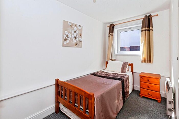 2 Bedroom Flat For Sale In Grove Close, Slough, SL1