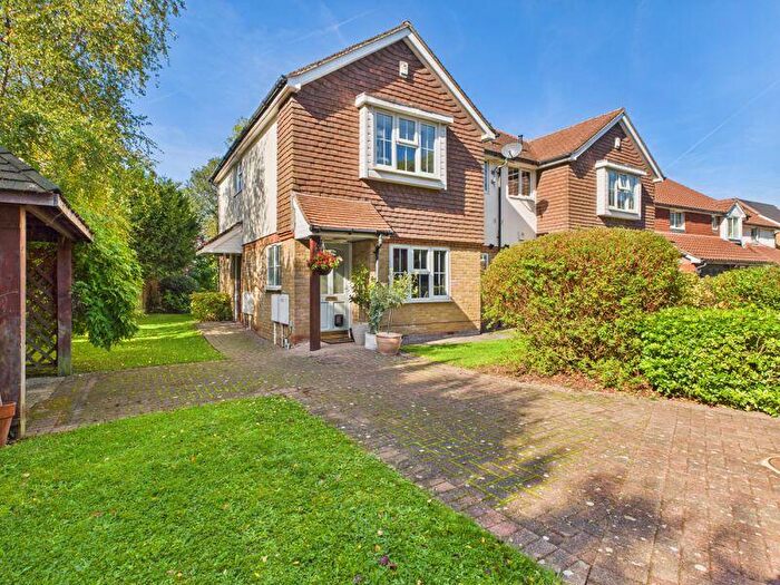 2 Bedroom Flat For Sale In Oaktree Walk - Caterham On The Hill, CR3