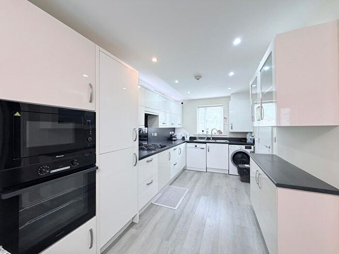 3 Bedroom Semi-Detached House For Sale In Wolseley Drive, Dunstable, LU6