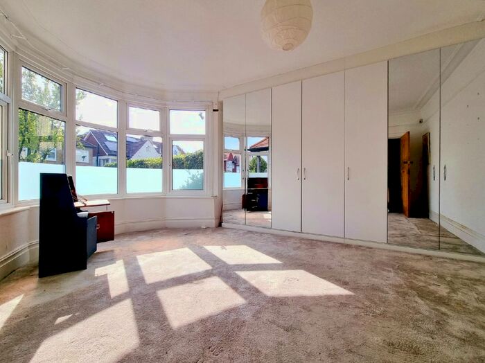 1 Bedroom Flat To Rent In Bedford Avenue, Barnet, Hertfordshire, EN5