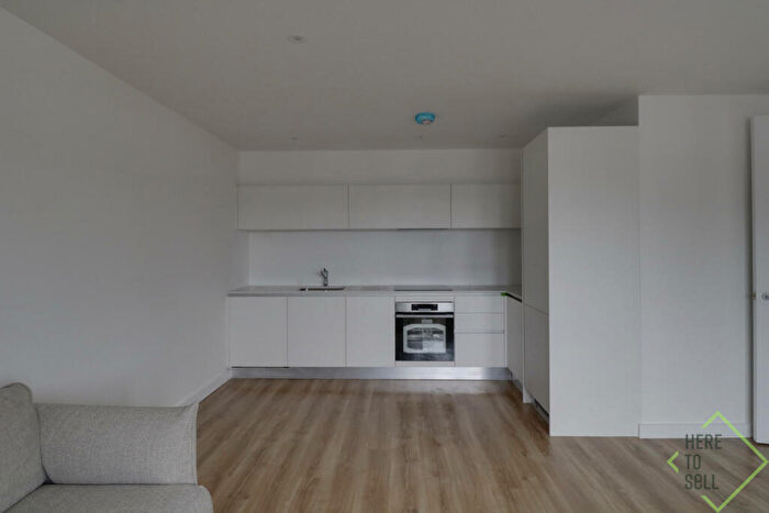 3 Bedroom Flat To Rent In Green Lanes, London, N13