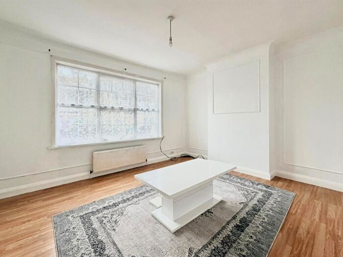 4 Bedroom Apartment To Rent In The Promenade, Edgware, HA8