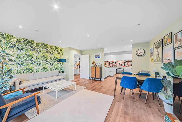 3 Bedroom Flat For Sale In Residence Tower, Woodberry Grove, N4