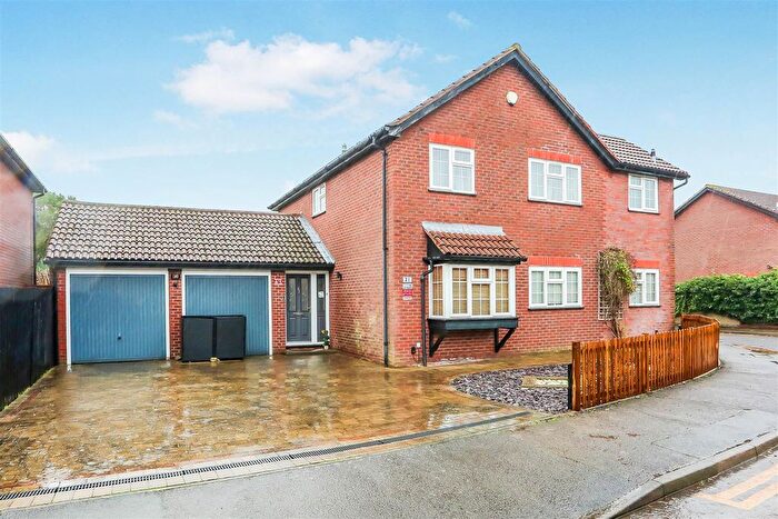 4 Bedroom Detached House To Rent In Balmoral Way, Sutton, SM2