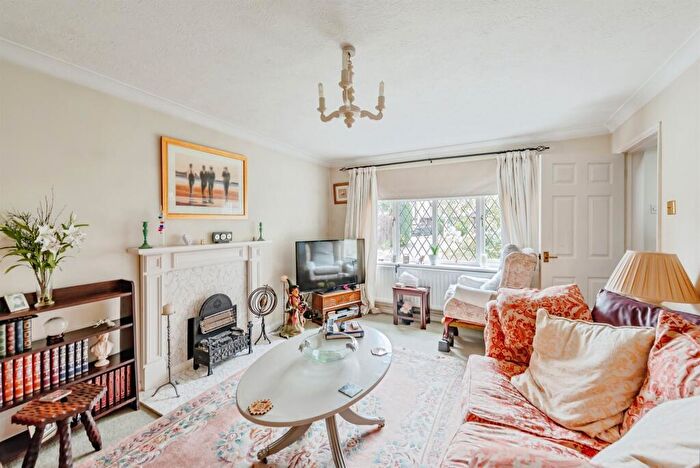 4 Bedroom Detached House For Sale In Horndean Close, Crawley, RH10