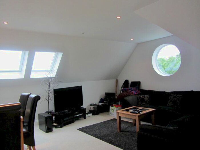 2 Bedroom Flat To Rent In Rosemount Avenue, West Byfleet, KT14