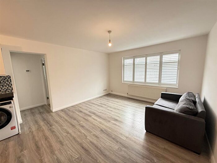 1 Bedroom Flat To Rent In Windsor Court, Southgate, N14