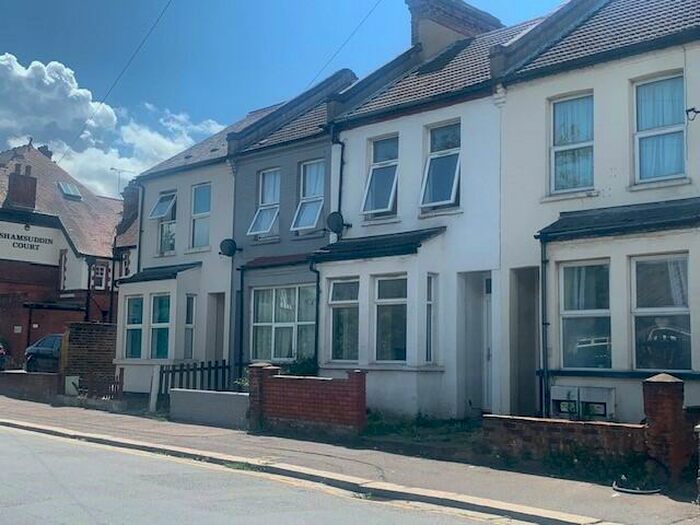 3 Bedroom Terraced House To Rent In North Road, SS0