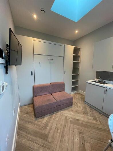 Studio To Rent In Hanger Lane, London, W5