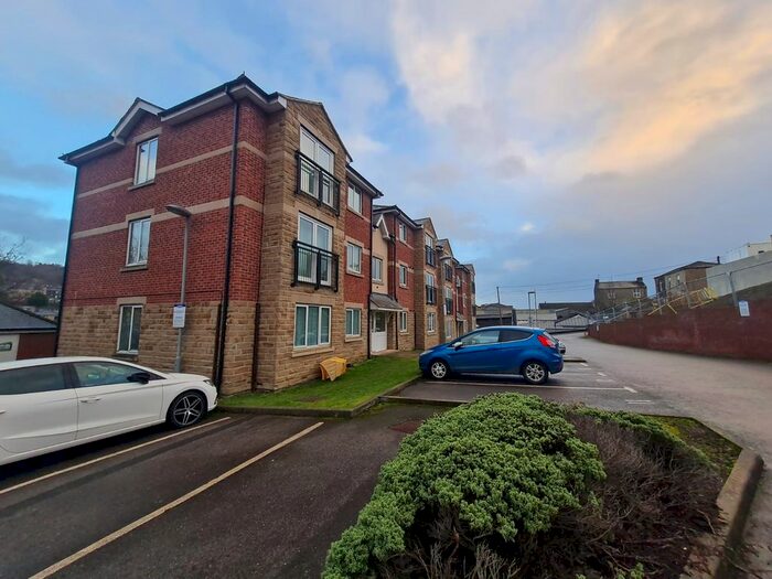 2 Bedroom Flat To Rent In College View, Dewsbury, WF13