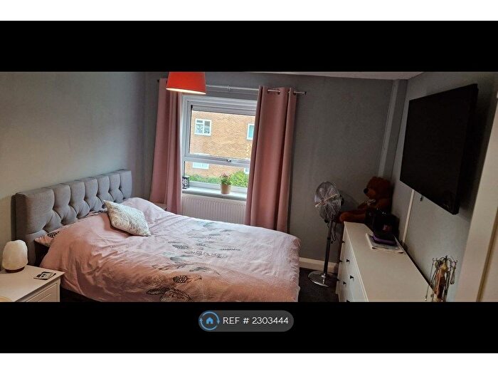 1 Bedroom Flat To Rent In Carlton Close, Cleckheaton, BD19
