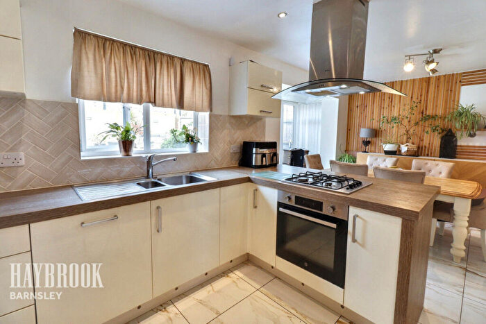 4 Bedroom Detached House For Sale In Longwall Close, Mapplewell, S75