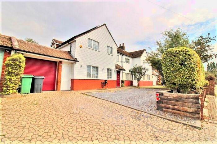 4 Bedroom Semi-Detached House For Sale In Hockenden Lane Swanley, BR8