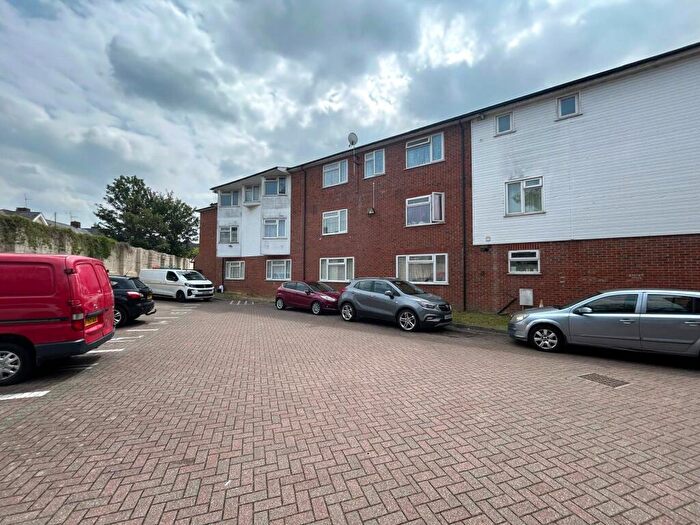 2 Bedroom Flat For Sale In Rochester Road, Gravesend, Kent, DA12