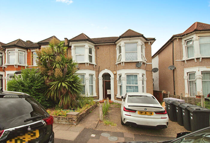 2 Bedroom Flat For Sale In Elgin Road, Ilford, Essex, IG3