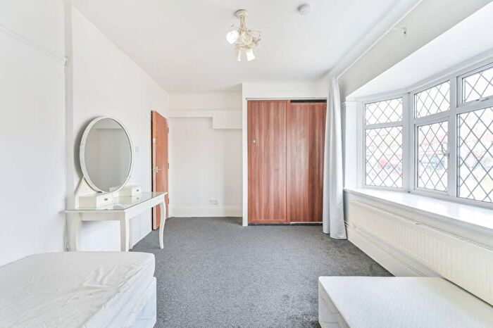 2 Bedroom Flat To Rent In Blackbird Hill, Wembley, London, NW9