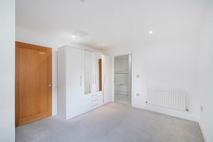 2 Bedroom Apartment For Sale In Wards Wharf Approach, Silvertown, E16