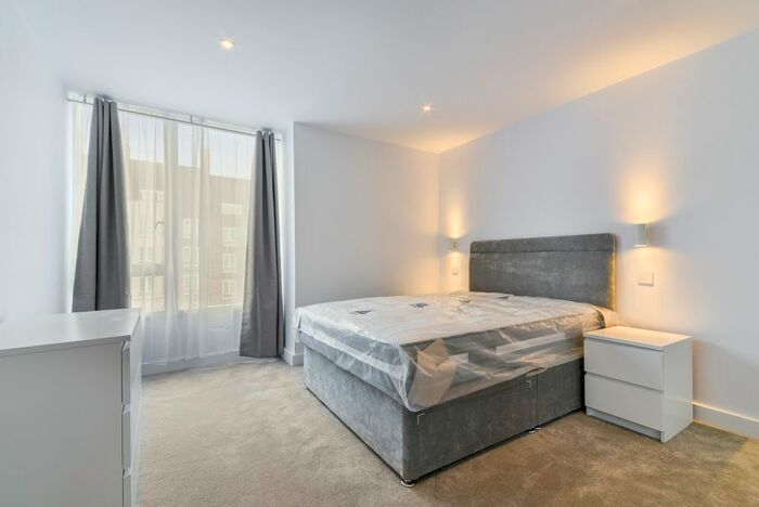 2 Bedroom Flat To Rent In Dog Kennel Hill, London, SE22