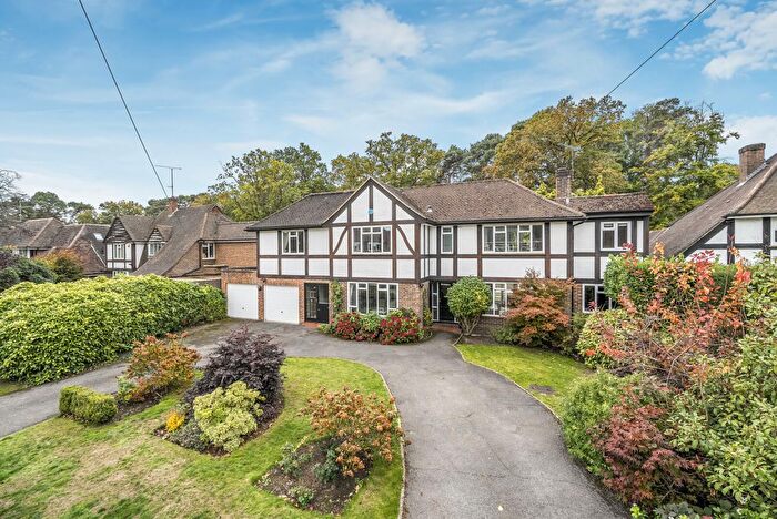 4 Bedroom Detached House For Sale In Hacketts Lane, Pyrford, GU22