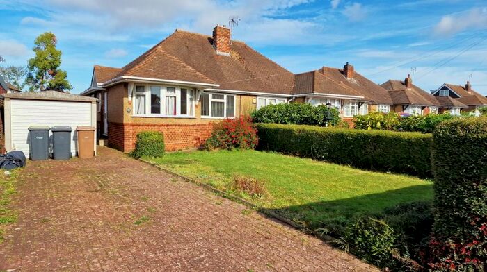2 Bedroom Bungalow To Rent In Poplars Close, Luton, LU2