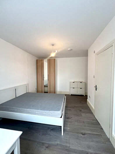 Studio To Rent In North Circular Road, N13
