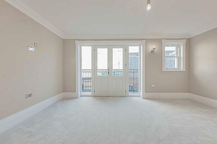 2 Bedroom Flat For Sale In Station Road, Westcliff On Sea, SS0