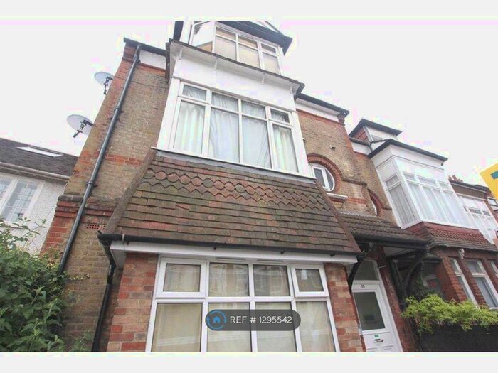Studio To Rent In Fortis Green, London N2