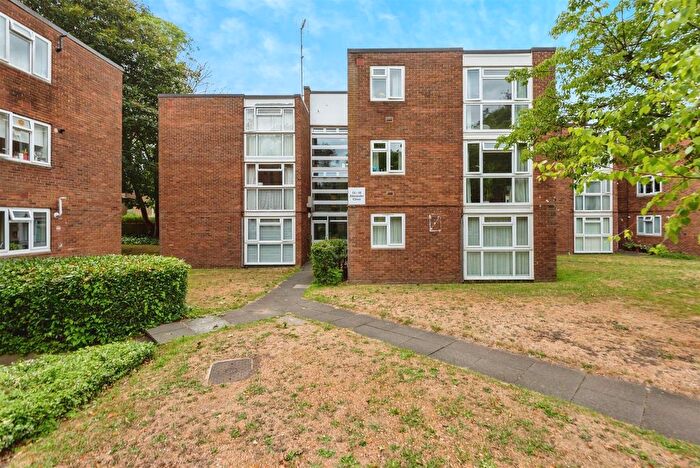 2 Bedroom Flat For Sale In Alexander Close, Twickenham, TW2