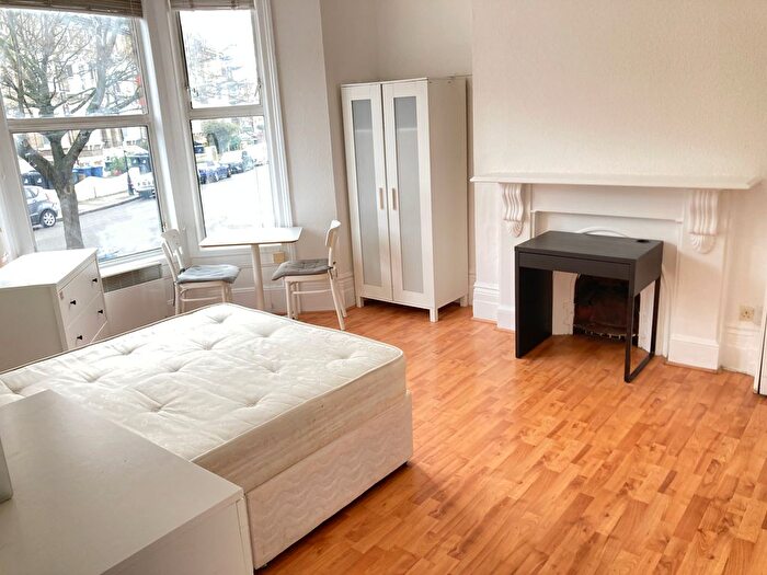 Studio To Rent In Very Near Grange Park Triangle, Ealing Broadway South, W5