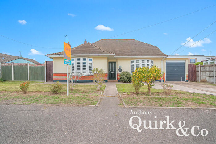 4 Bedroom Detached Bungalow For Sale In Laars Avenue, Canvey Island, SS8