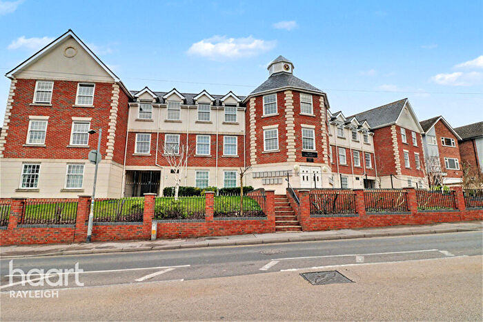 2 Bedroom Flat For Sale In Crown Hill, Rayleigh, SS6