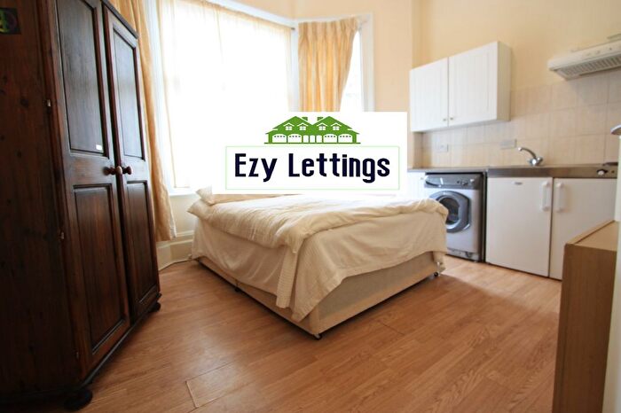 Studio To Rent In Riggindale Road, London, SW16